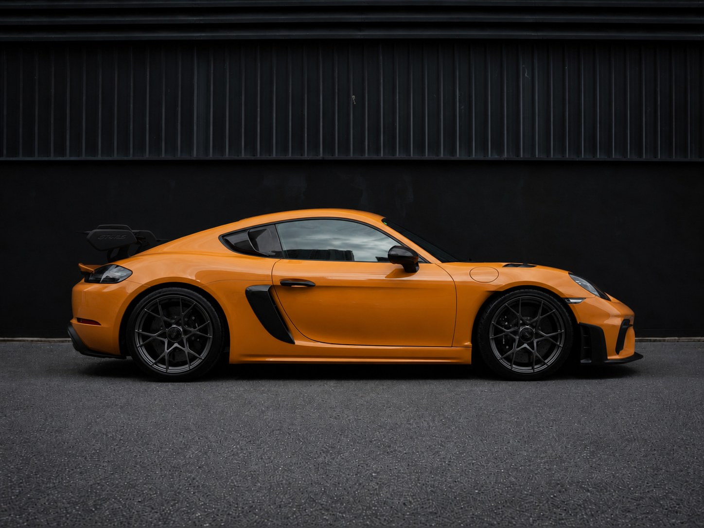 Porsche 718 Cayman GT4 RS สี Bahama Yellow