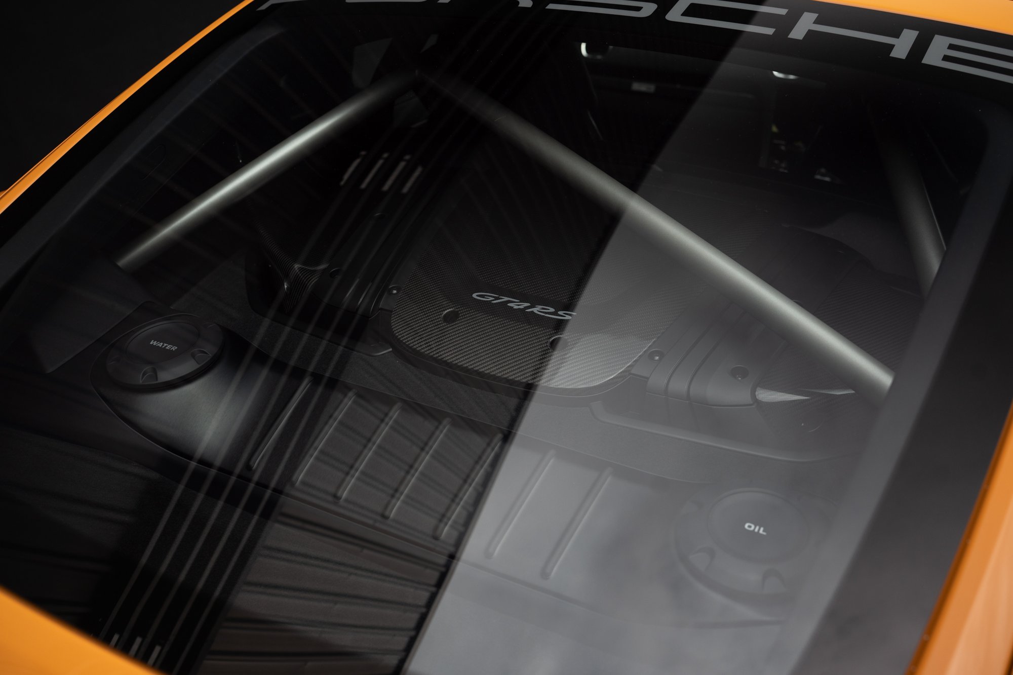 718 GT4 RS · เผยลายทอ — คาร์บอนเปลือย
