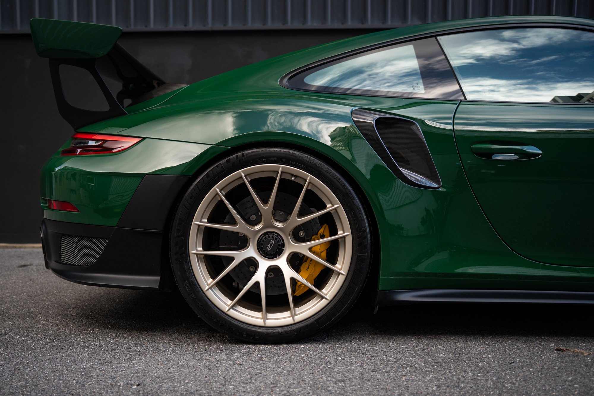 Porsche 911 GT2 RS สี Irish Green