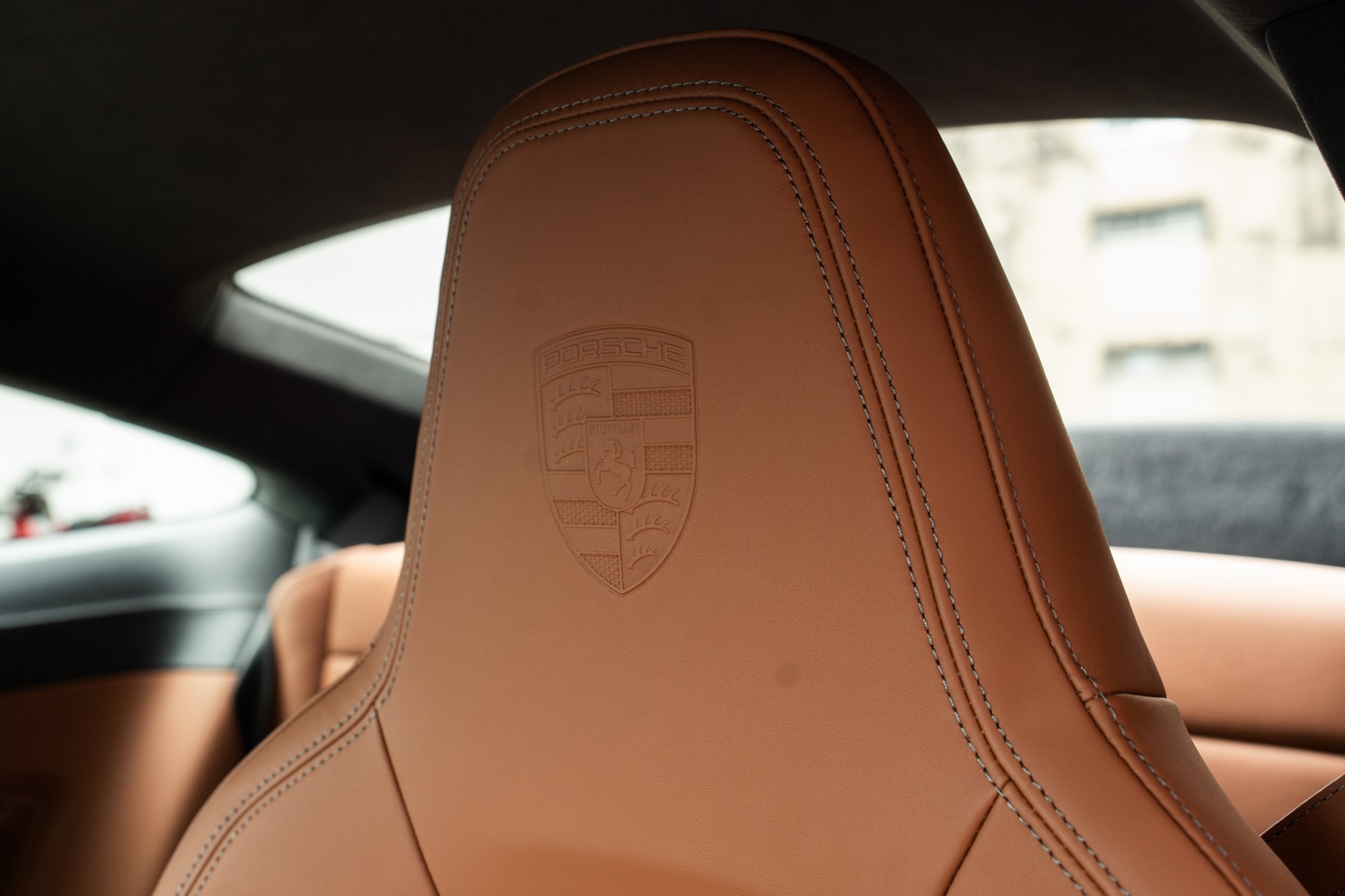 Porsche 911 GT3 Touring — เบาะหนังสีคอนญักพร้อมตราปั๊มนูน