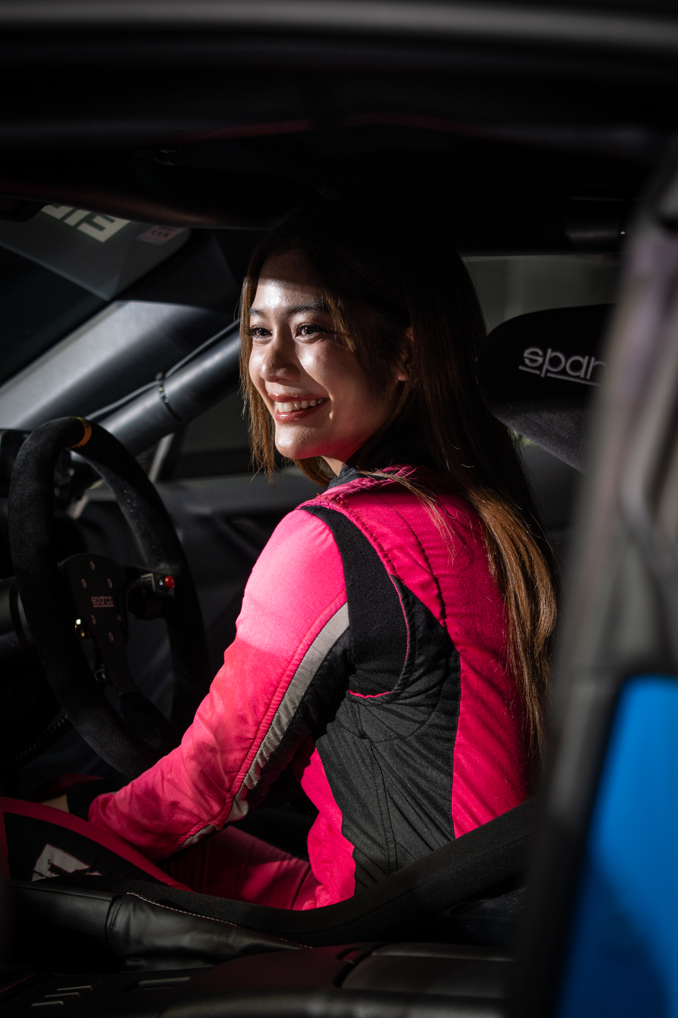 Maprang Alisa นั่งอยู่ภายใน Redline GR86