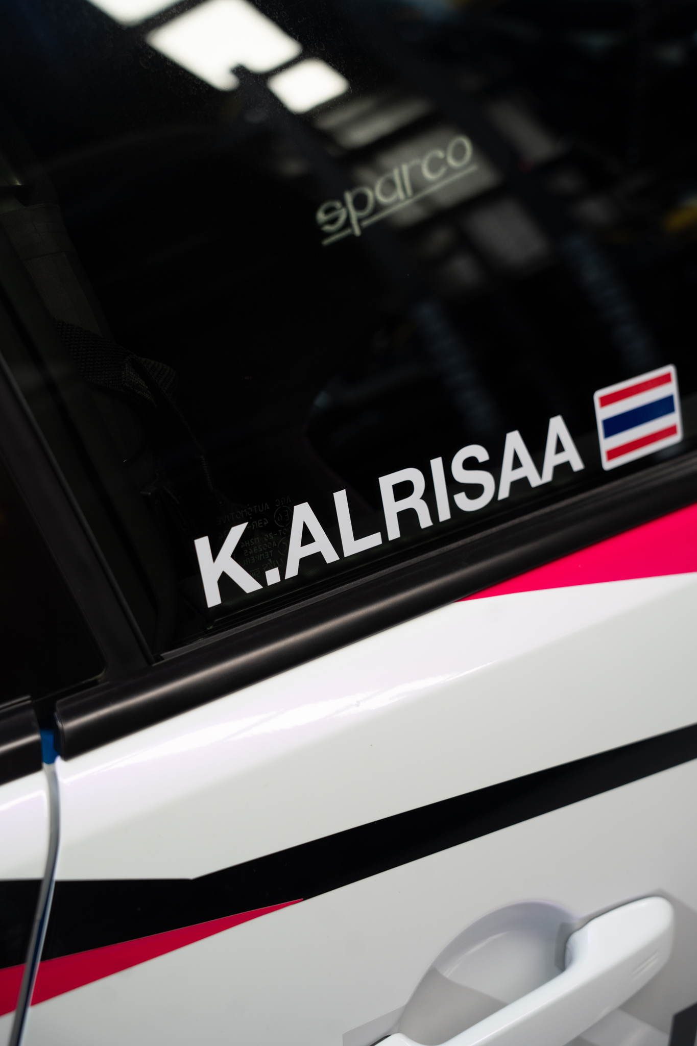 ชื่อนักขับ Maprang Alisa บนกระจกข้างของ Redline GR86