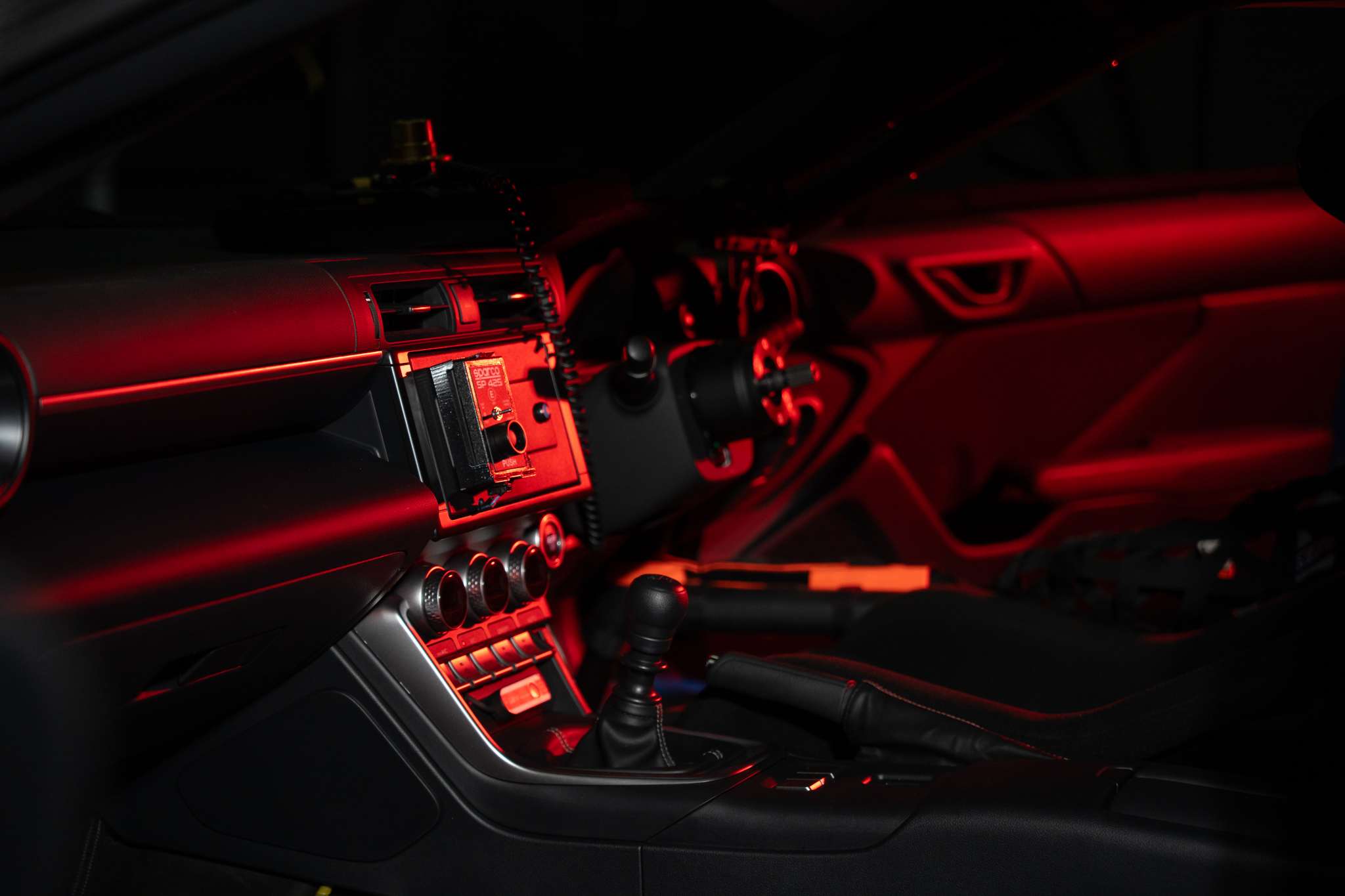 แสงสีแดงพาดผ่านห้องนักขับของ Redline GR86