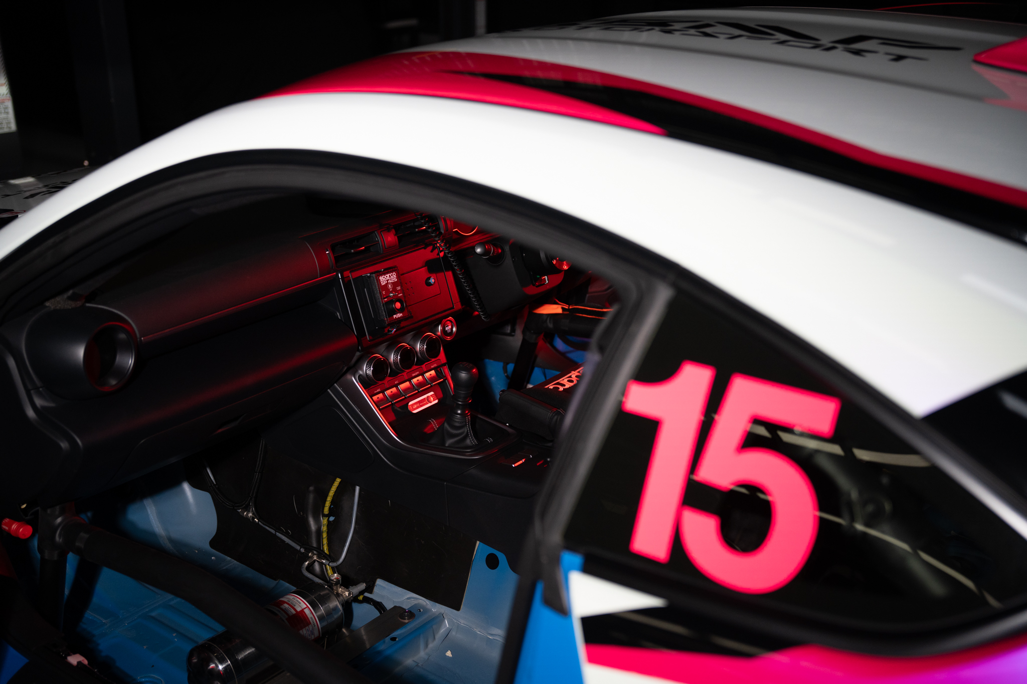 ห้องนักขับของ Redline GR86 มองผ่านกระจกข้าง