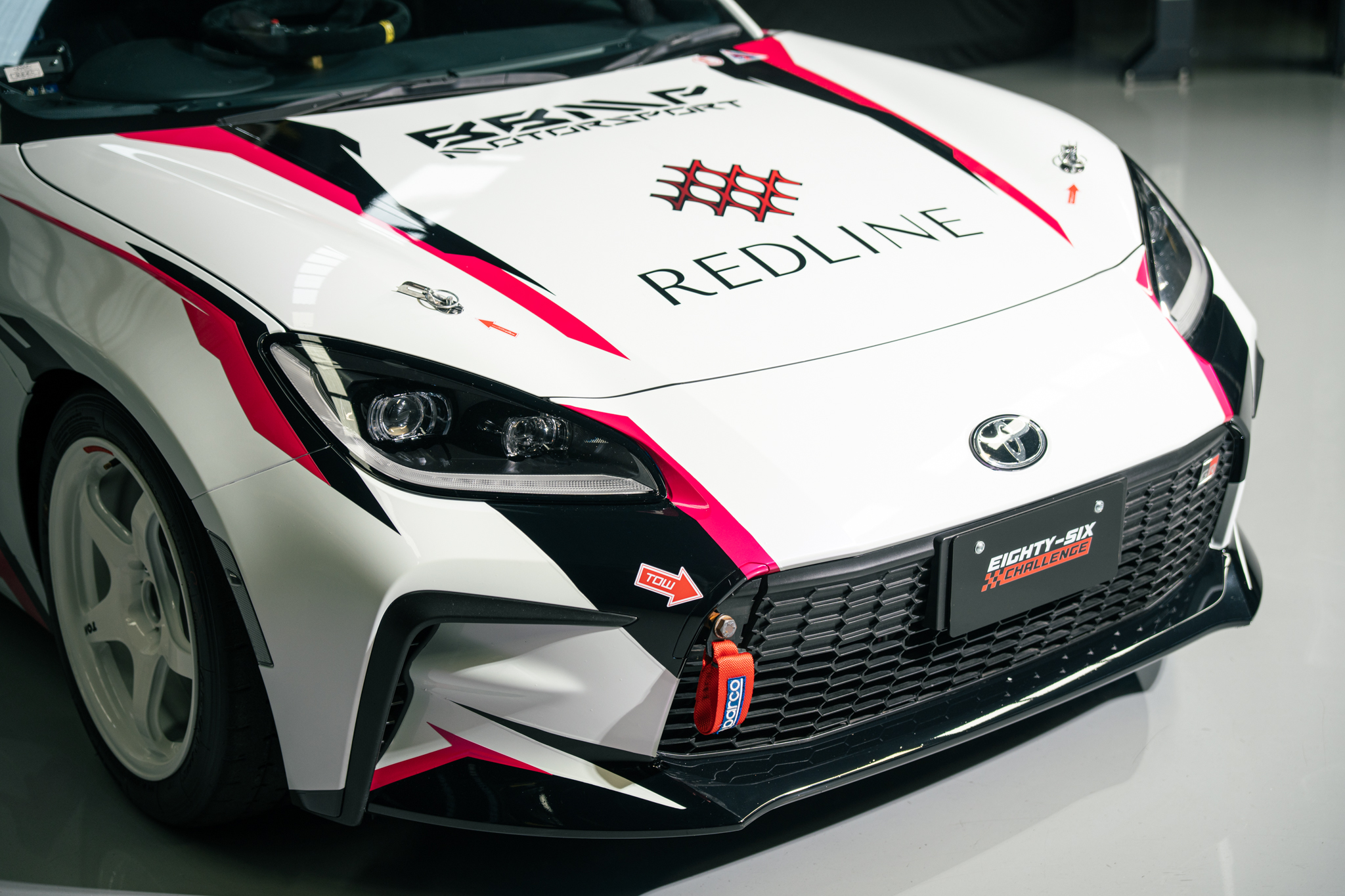 ลายด้านหน้าและกราฟิกฝากระโปรงของ Redline GR86
