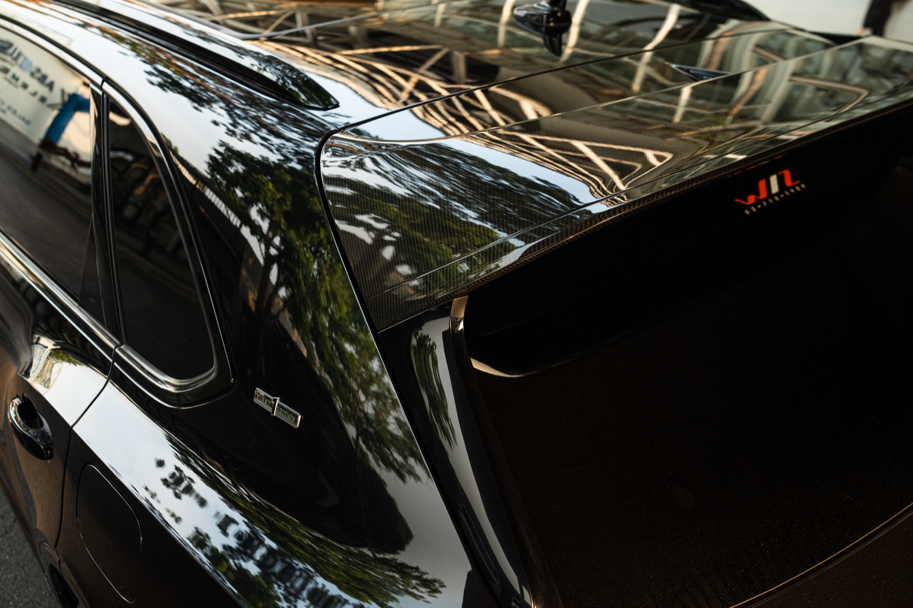 Rear spoiler / wing