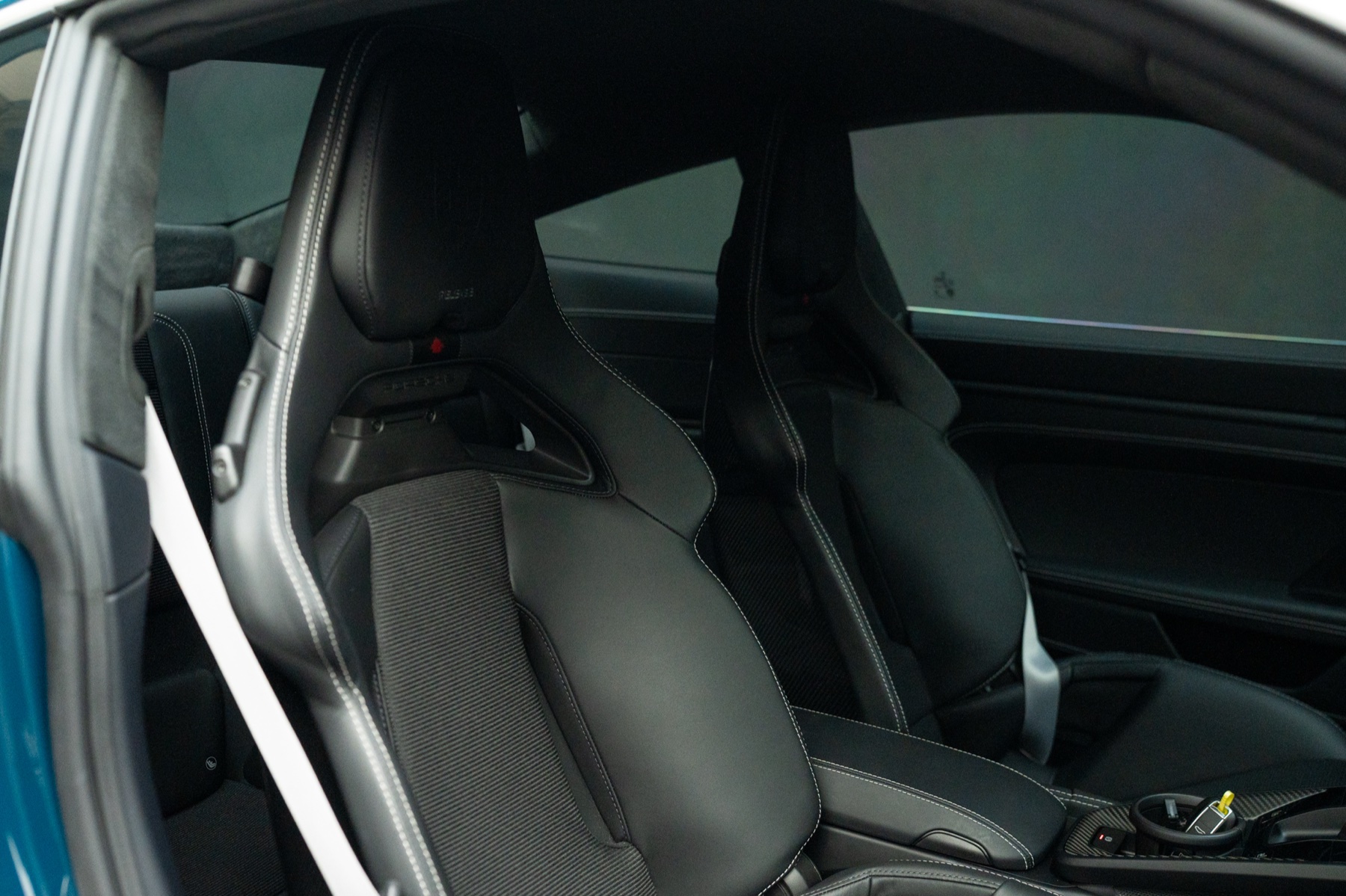 Porsche 911 GT3 Touring — carbon bucket seats